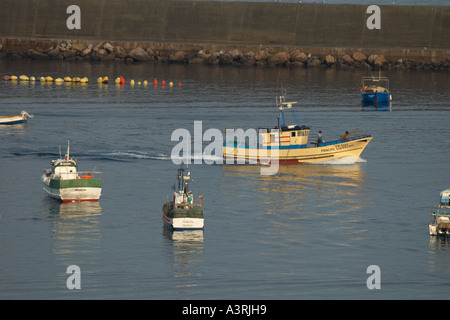 Angelboote/Fischerboote vertäut im Hafen. Sagres, Algarve, Portugal. Stockfoto