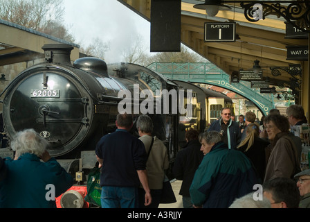 Urlaub Menschenmassen auf der Plattform eines Pickering Station auf der North York Moors railway Stockfoto