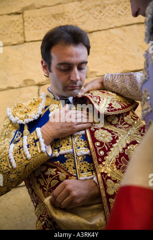 Enrique Ponce ankleiden für Paseillo Umzug geholfen durch seine Assistenten öffnen Stockfoto