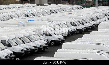 LINIEN DER BRANDNEUEN LDV VANS GEPARKT IN DER WASHWOOD HEIDE VAN FABRIK IN BIRMINGHAM,ENGLAND.UK Stockfoto