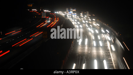 VERSCHWOMMEN VERKEHR AUF M6 AUTOBAHN NACHTS IN STAFFORDSHIRE, ENGLAND UK Stockfoto