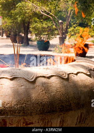 Stock Foto von Weihrauch verbrennen in einem großen Topf im Po Lin Monastery auf Lantau Island in Hongkong 2006 Stockfoto