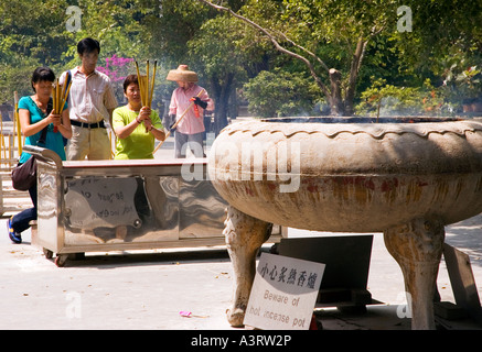 Stock Foto von Weihrauch verbrennen in einem großen Topf im Po Lin Monastery auf Lantau Island in Hongkong 2006 Stockfoto