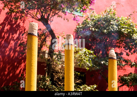 Stock Foto von Weihrauch klebt Brennen einer rosa Wand am Po Lin Monastery auf Lantau Island in Hongkong 2006 Stockfoto