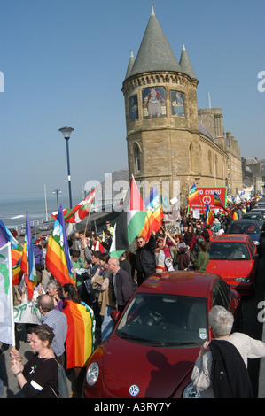 Anti-Irak-Kriegs-Demonstranten durch die alten College Aberystwyth Ceredigion West wales 2003 Stockfoto
