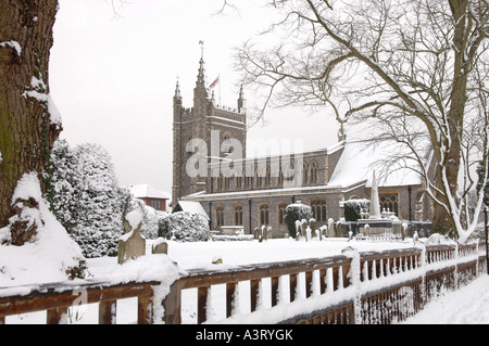 Winterschnee bedeckt die Parish Church of St Mary & All Saints Windsor Ende, Beaconsfield, Buckinghamshire UK Stockfoto