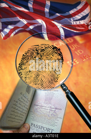 Britische Staatsbürgerschaft und Identität Konzept mit der britischen Flagge Reisepass Personalausweis und fingerprint-unter der Lupe Stockfoto