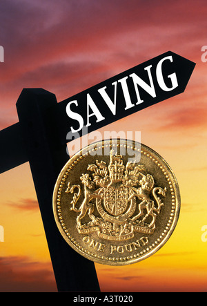 Wegweiser in Richtung sparen und UK Pfund-Münze Stockfoto