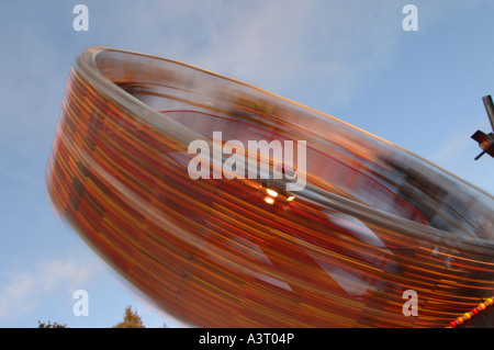 Aberystwyth University kann Ball 2005 Jahrmarktsattraktion Spinnen Langzeitbelichtung verwischt Bild vermitteln, Geschwindigkeit und Bewegung Stockfoto