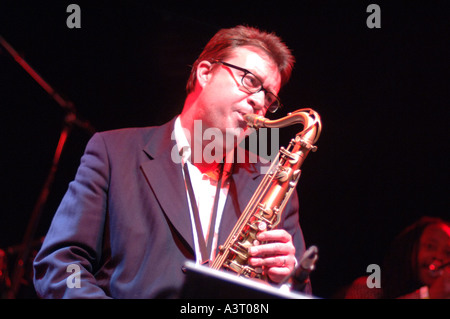 Der Saxofonist mit Jools Holland und seiner Big Band auf der Bühne erklingt in Aberystwyth University kann Ball 2005 Stockfoto