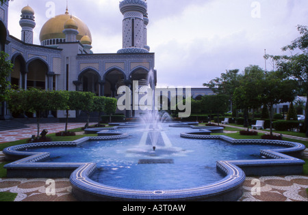 Gärten der Jame Asr Hassanal Bolkiah Moschee in Bandar Seri Begawan, Brunei Stockfoto