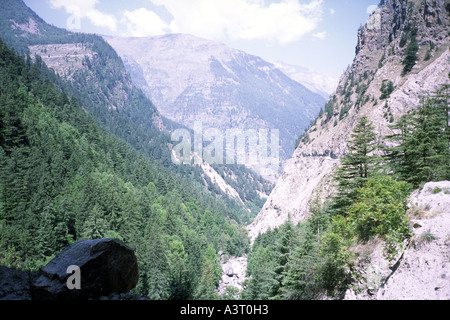 Sehen Sie auf einen Abschnitt des Sangla Tal außerhalb Sangla Dorf, HP Indien; schmale Straße geschnitzt im Hang auf der rechten Seite Stockfoto