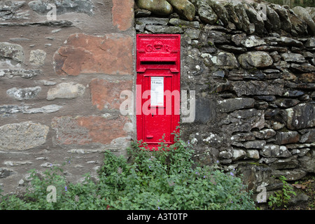 Traditioneller Briefkasten eingebaut Lakeland Trockenmauer in Cumbria, England Stockfoto