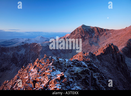 Mt Snowdon von Crib Goch auf dem Snowdon Horseshoe Grat wandern Sonnenaufgang Winter Snowdonia National Park Wales Stockfoto