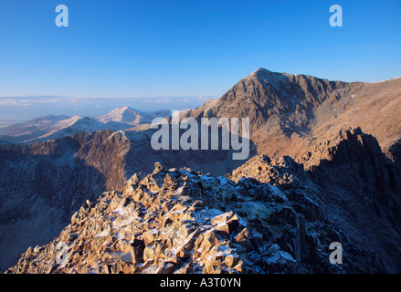 Mt Snowdon von Crib Goch auf dem Snowdon Horseshoe Grat wandern Winter Snowdonia National Park Wales Stockfoto