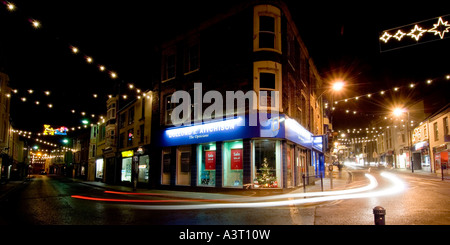 Aberystwyth Ortszentrum am Abend leeren Straßen mehrere Lichtquellen Ceredigion Wales, Langzeitbelichtung, Lichtspuren von Autos Stockfoto