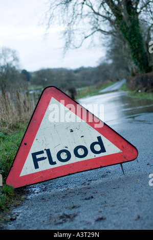 Straße überflutet - Überschwemmung Fluss Teifi in das Dorf von Llechryd in der Nähe von Cardigan Ceredigion west wales UK Stockfoto