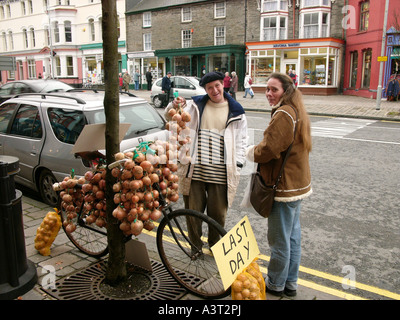 Traditionelle "Johnny Onions" Französisch bretonischen Zwiebel Verkäufer mit seinem Fahrrad Machynlleth Powys, Wales Stockfoto