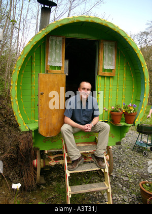 Romany Caravan Ferienunterkunft im ländlichen West Wales - mit Besitzer Greg Stevenson der Rahmen Stroh Urlaubsbegleitung, UK Stockfoto