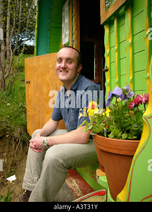 Romany Caravan Ferienunterkunft im ländlichen West Wales - mit Besitzer Greg Stevenson der Rahmen Stroh Urlaubsbegleitung, UK Stockfoto