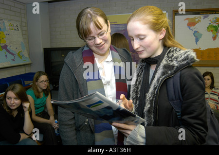 zwei Studentinnen, die in modernen europäischen Sprachenabteilung Aberystwyth University Magazin lesen Stockfoto