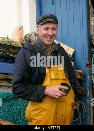 lächelnd, glücklich Fischerhafen Aberystwyth gelben Ölzeug wasserdichte Kleidung tragen Stockfoto