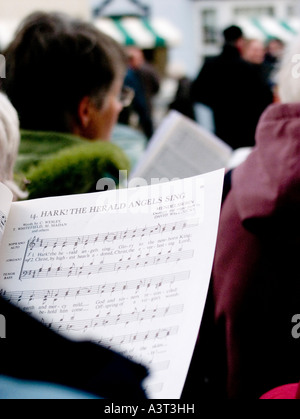 Den Herold, die Engel singen Hör - ein Chor singt Weihnachten Weihnachtslieder in der Straße Aberystwyth Ceredigion Wales Cymru UK Stockfoto