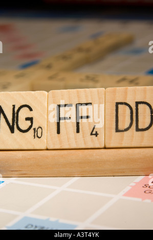 Die walisische Sprachversion von Scrabble Wort Brettspiel zeigt doppelte Buchstabensteine - FF DD und NG Stockfoto