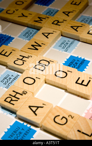 Die walisische Sprachversion von Scrabble Wort Brettspiel zeigt doppelte Buchstabensteine Stockfoto