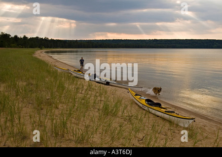 Eine Gruppe von Meer Kajaks am Forellen Bay Beach auf Grand Island National Recreation Area in Munising Michigan mit dramatischen Himmel Himmel Stockfoto