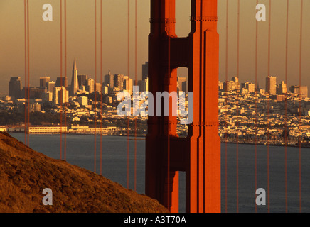 Vereinigte Staaten von Amerika, Kalifornien, San Francisco, Golden Gate Bridge und die Skyline der Stadt Stockfoto