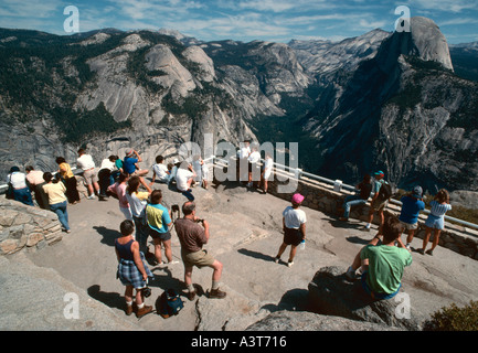 Vereinigte Staaten von Amerika, Kalifornien, Yosemite-Nationalpark, Half Dome und Yosemite Valley angesehen vom Glacier Point Stockfoto