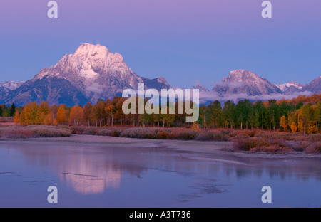 Morgendämmerung über Mount Moran und die Grand Teton Berge mit Snake River im Vordergrund von Oxbow Bend gesehen. Stockfoto