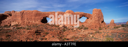 Vereinigte Staaten von Amerika, Utah, Arches National Park, The Windows Abschnitt, Nord und Süd-Fenster, gesehen vom Turm Bogen Stockfoto