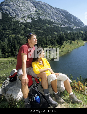 Berg-Wanderer-paar ruht in der Nähe von Bergsee, Österreich Stockfoto