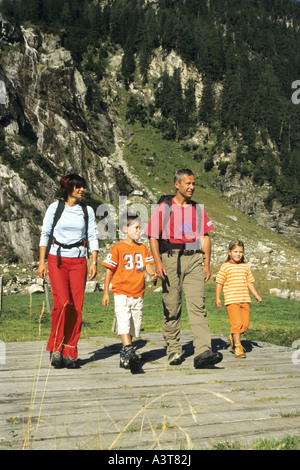 Familie, Wandern in den Bergen Stockfoto