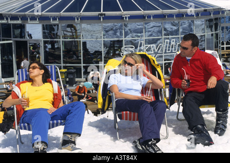 Skifahrer, die Ruhe in einem Canvas-Stuhl in der Nähe von Berg-Station, Österreich, Alpen Stockfoto