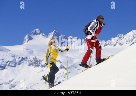 paar Wandern mit Schnee Schuhe, Österreich, Alpen Stockfoto