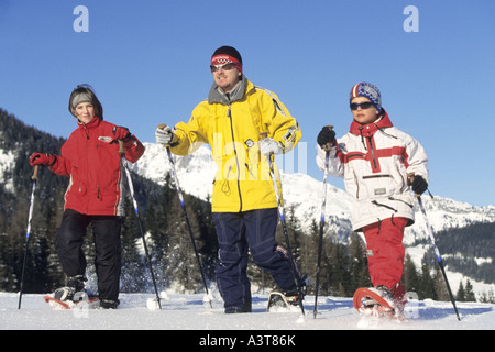 Vater mit Kindern zu Fuß mit Schnee Schuhe, Österreich, Alpen Stockfoto