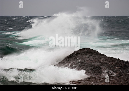 Large Lake Superior Wellen auf der Keweenaw-Halbinsel in der Nähe von Copper Harbor Michigan Stockfoto