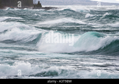 Large Lake Superior Wellen auf der Keweenaw-Halbinsel in der Nähe von Copper Harbor Michigan Stockfoto