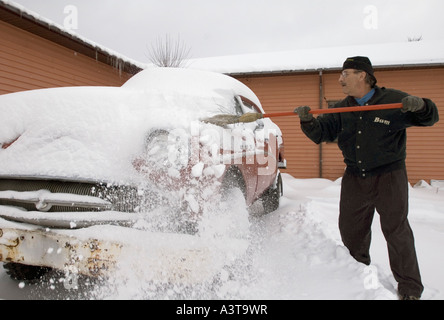 Jim Hoolie DeCaire Besitzer von Da Yoopers Tourist Trap in Ishpeming Mich fegt Schnee von einem Fahrzeug im museum Stockfoto