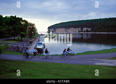 EINE FAMILIE FAHRRÄDER VORBEI AN BOOTEN IM HAFEN VON SNAIL SHELL AN FAYETTE STATE HISTORIC PARK AUF DER GARTEN-HALBINSEL Stockfoto