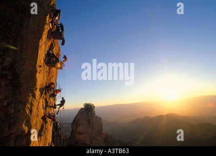 Kletterer Aufwachen bei Sonnenaufgang nach einer Nacht in ihrem Porta Vorsprünge auf einer Klippe in den Santa Catalina Mountains, Arizona Stockfoto