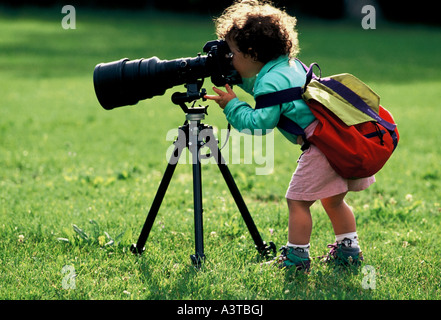 kleines Kind Blick durch die Kamera Stockfoto