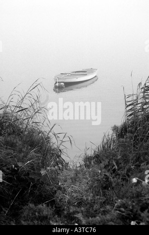 ruhiges Wasser mit noch Boot und Nebel heiter ruhigen erholsamen Urlaub Block Island Rhode Island USA Stockfoto