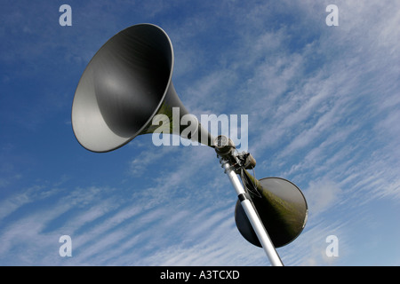 Öffentliche Adresse System Lautsprecher vor blauem Himmel Stockfoto