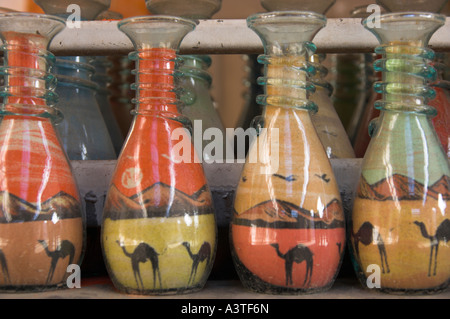 Jordan Jerash archäologische Stätte Souvenirs stall Zeile Sand Flaschen mit Kamelen Landschaften Stockfoto