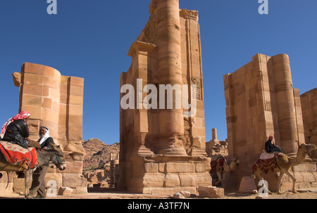 Jordan Petra archäologische Seite Temenos Gateway Tauchen Ansicht mit den Beduinen Dunkey und Kamel reiten Stockfoto