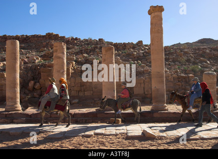 Jordan Petra archäologische Stätte Cardo Maximun Kolonnaden Straßenansicht mit Touristen vorbei an einigen Spalten Esel reiten Stockfoto